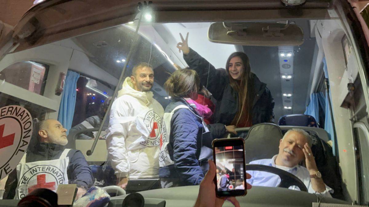 Gazze'de sevinç; 15'i çocuk, 15'i kadın 30 Filistinli serbest
