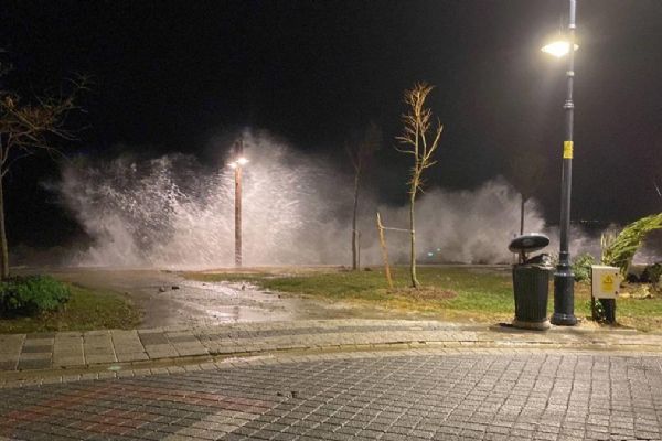 İstanbul'da fırtına hayatı olumsuz etkiledi