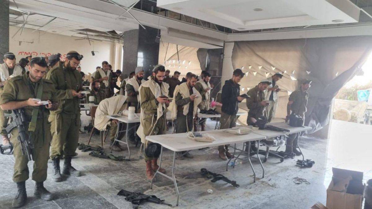 İsrail askerleri işgal ettikleri Gazze'de bir binayı sinagog yaptı!