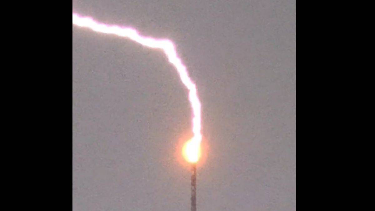 Çamlıca kulesine yıldırım düştü