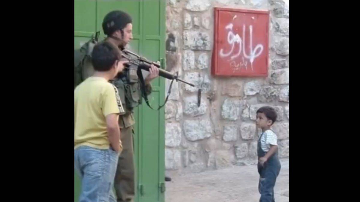 Çocuklara ve kadınlara silah doğrultan sözde ordu