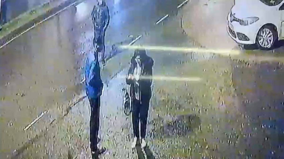 Durakta bekleyen kadına kurşun yağdırdı