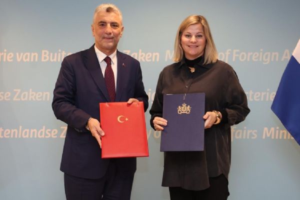 Türkiye ile Hollanda arasında imzalar atıldı