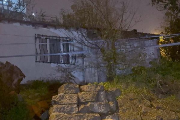 Toprak kayması sonucu tedbir amaçlı boşaltılan gecekondunun ek yapısı çöktü