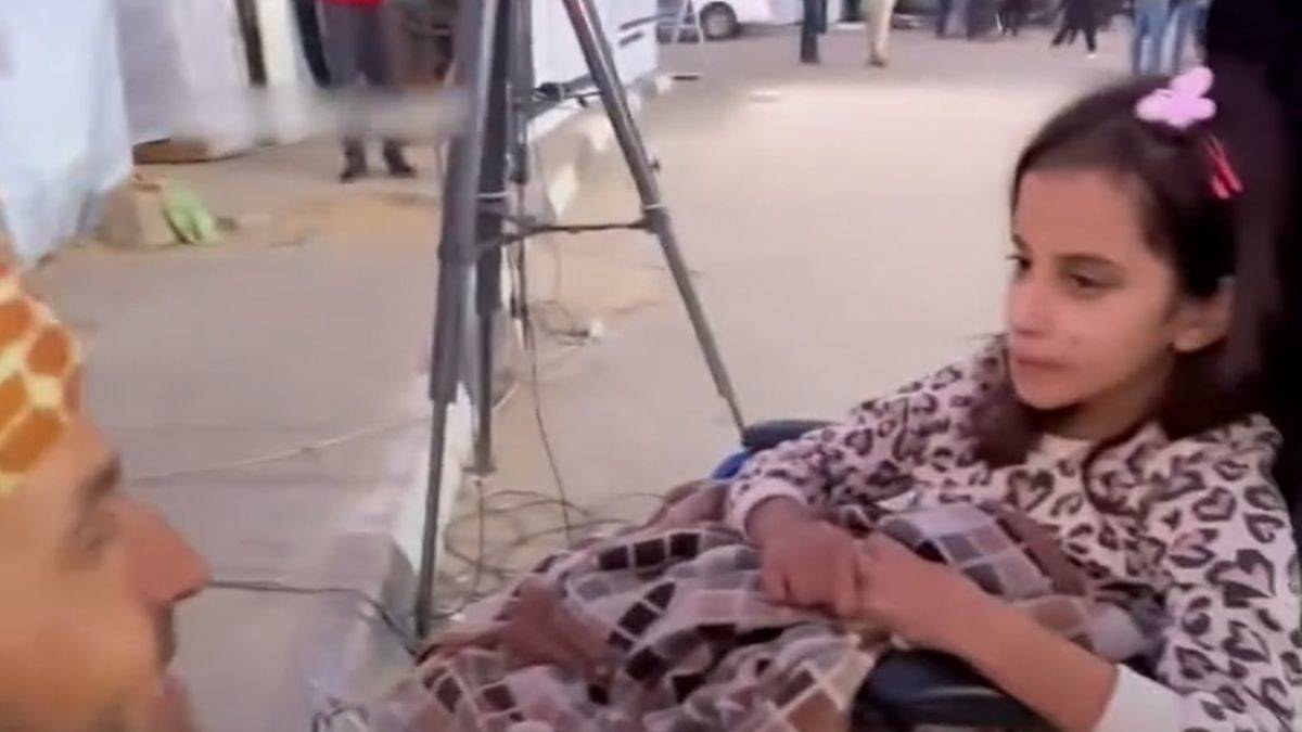 Halit dede, bacağı kesilen Gazzeli kızı teselli etti