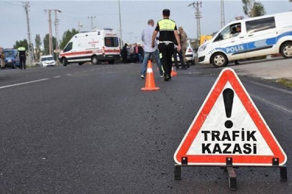 Ağrı'da servis minibüsü kamyonete çarptı: 20 öğrenci yaralı