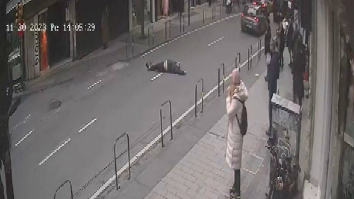 Yolda borçlusunu görünce otomobilinin üzerine atladı