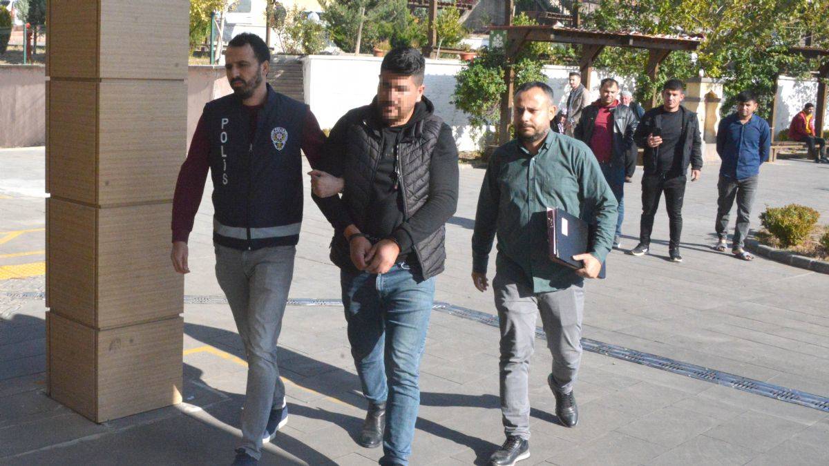 Filistin şalından rahatsız olan şoföre gözaltı