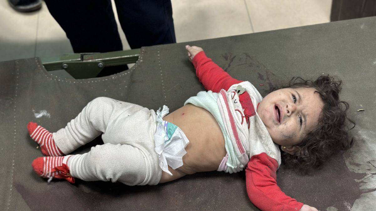 İsrail, anne-babasını öldürdü; Larin bebek yaralı