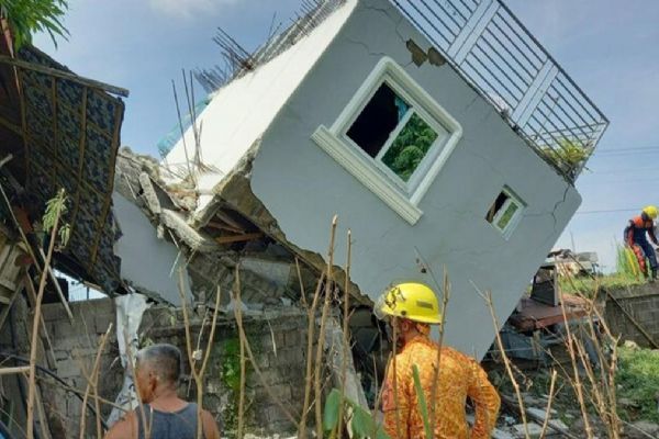 Filipinler'de 7.6 şiddetinde deprem