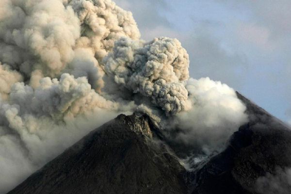 Merapi Yanardağı kül püskürtmeye devam ediyor