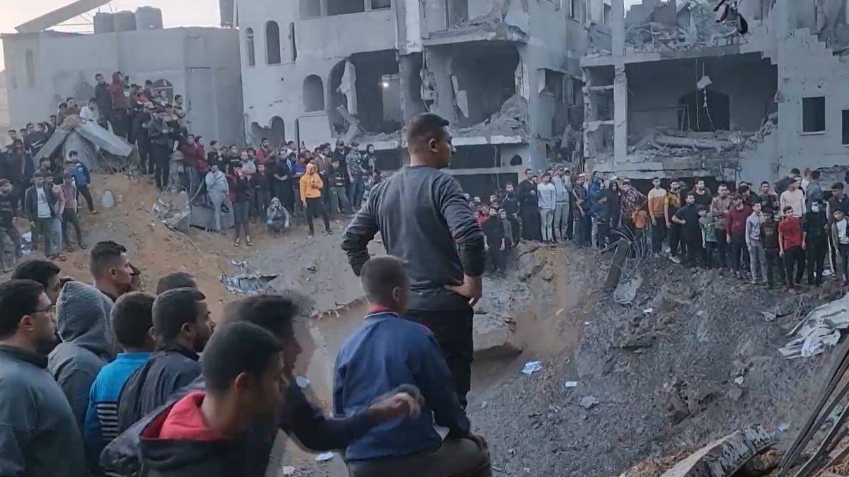 İsrail ordusu Gazze'de iki fabrikayı bombaladı