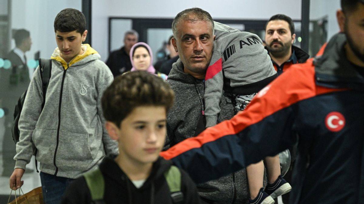 Gazze'den tahliye edilen 142 Türk vatandaşı Türkiye'ye getirildi