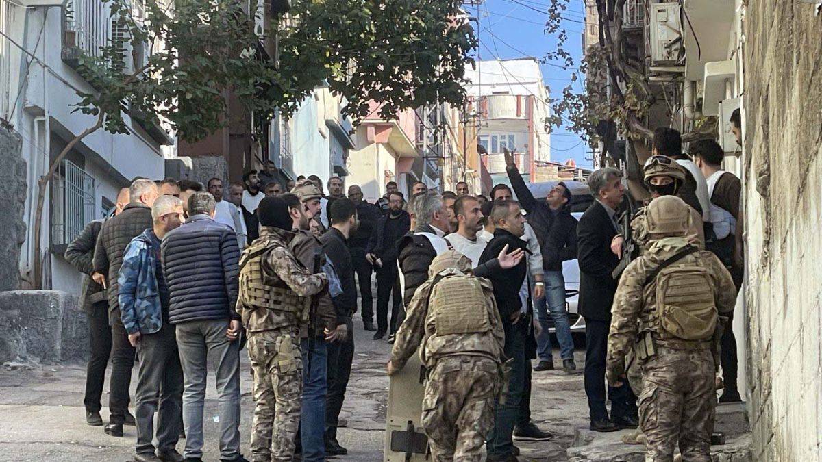 Polise ateş açtı; evde etek giymiş halde yakalandı