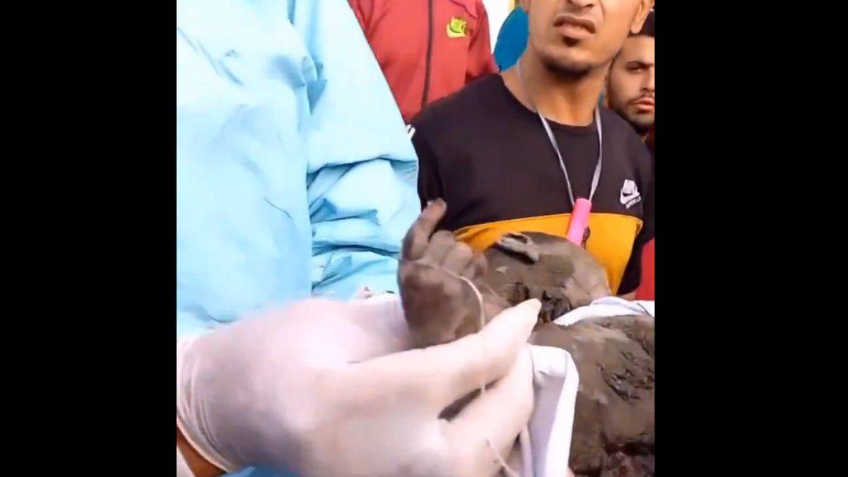 Şehadet parmağı açık çocuk