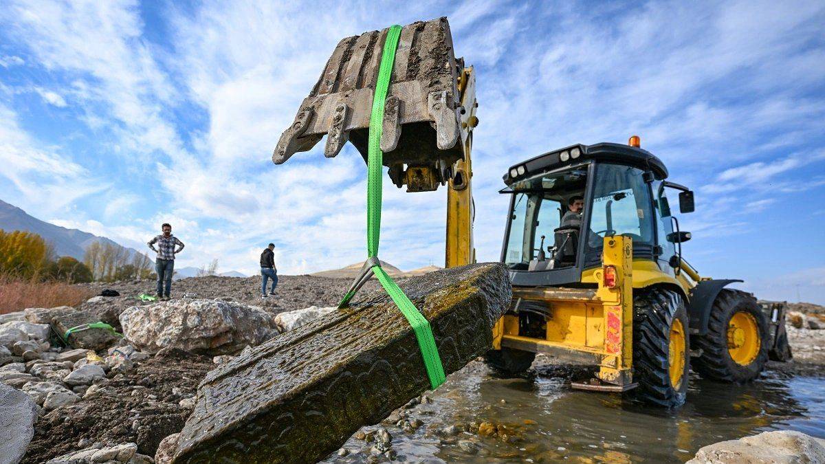Selçuklu mezar taşlarını iskelede kullanmışlar
