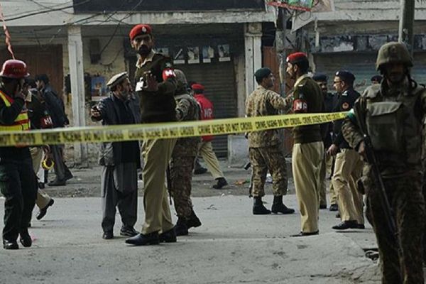 Pakistan'da okul yakınında bombalı saldırı: 6 yaralı