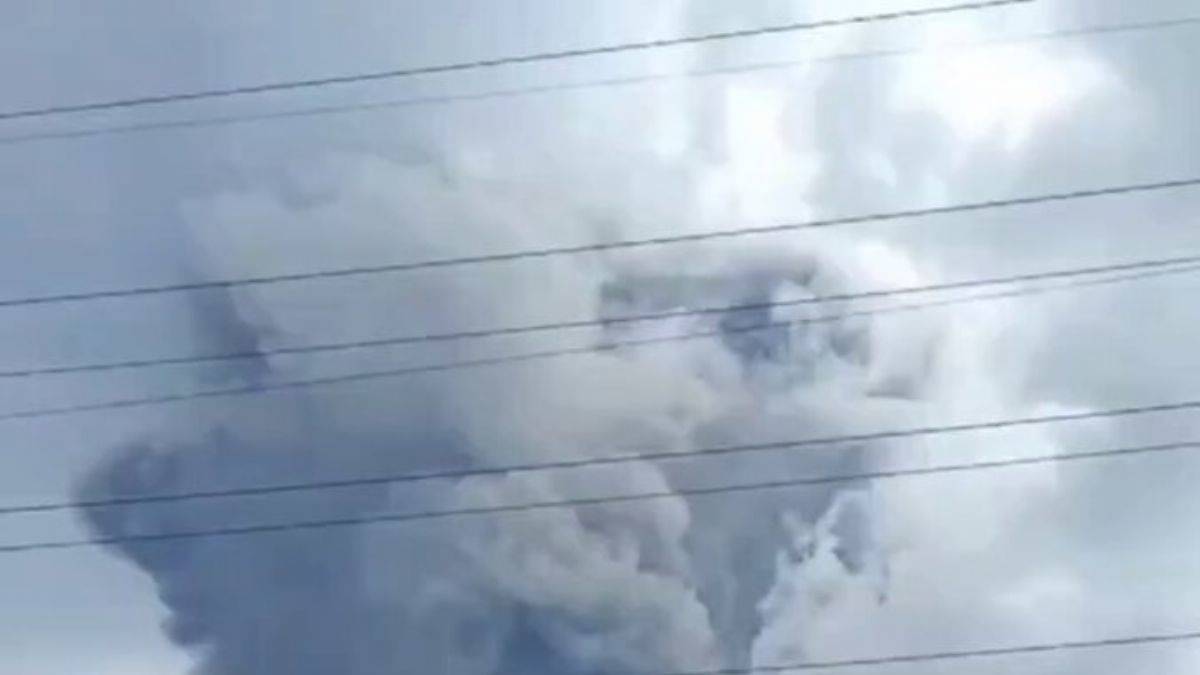 Endonezya'da en aktif yanardağlarından biri olan Merapi yanardağı patladı