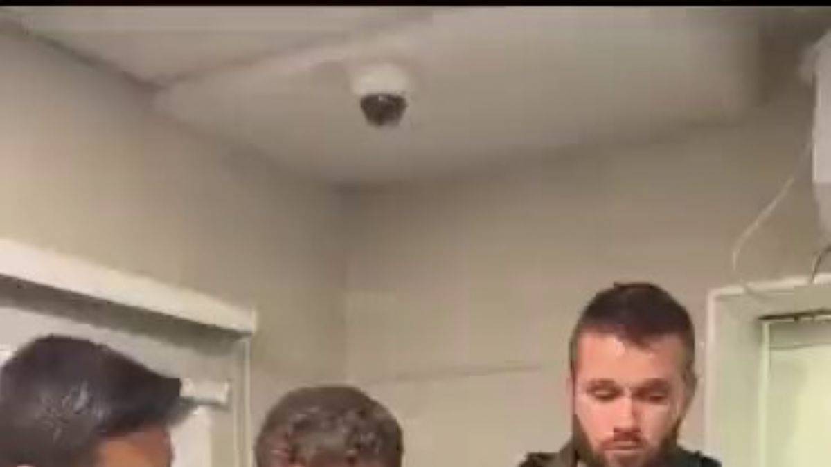 Esir aldıkları rehineyi zorla İsrail’e lehine şarkı söyletmeye çalışıyorlar