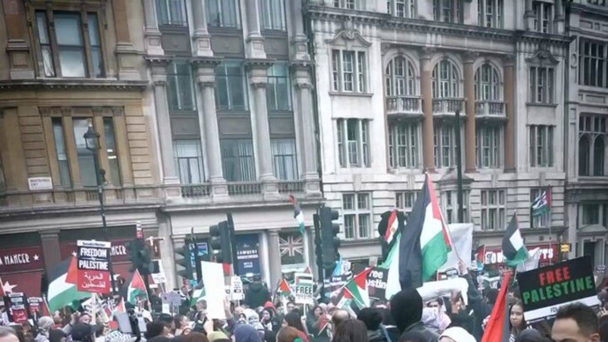 Filistinli bir eylemci, geçmişte yaşanan bir olayı anarak umut ve direniş mesajı verdi