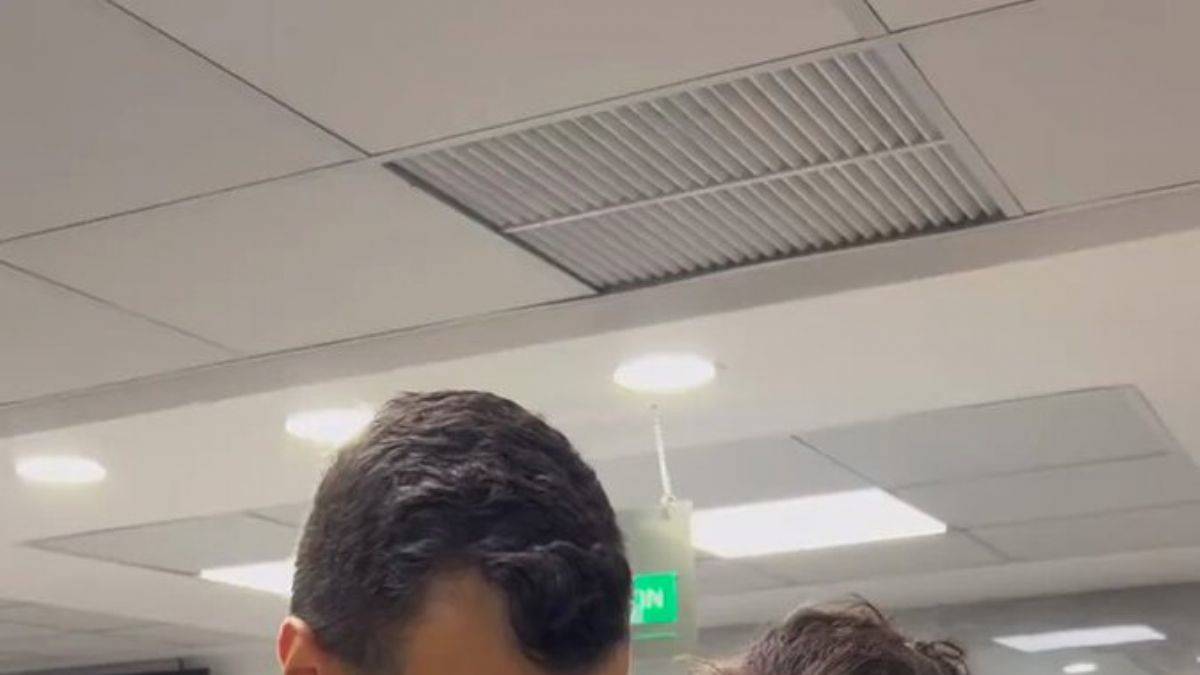 İsrail bombardımanı felaketinde kurtarılan Filistinli çocuk, basın mensubu tarafından acil yardım için hastaneye getirildi