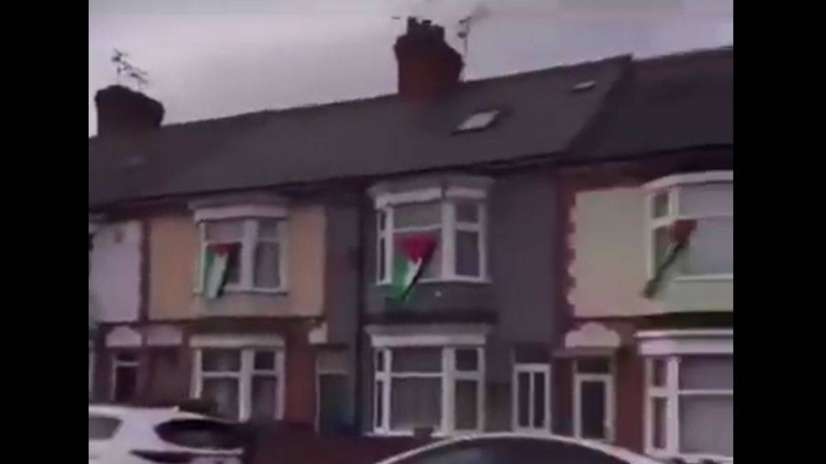 İngiltere'deki evlerde Filistin bayrakları