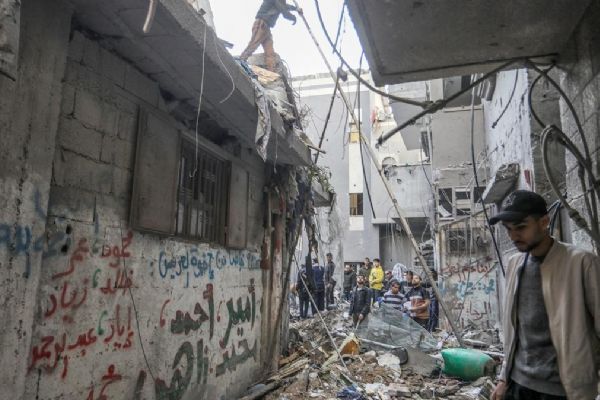 İsrail, Gazze'de saldırılarını artırarak sürdürüyor