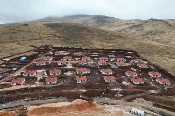 Deprem bölgesi ayağa kaldırılıyor! Köy tipi afet evlerinin inşası sürüyor