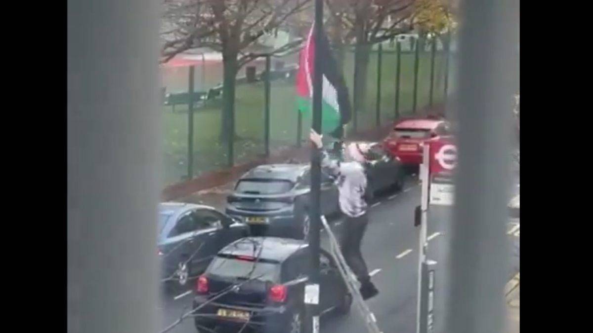 Cadde ortasında Filistin bayrağı kavgası