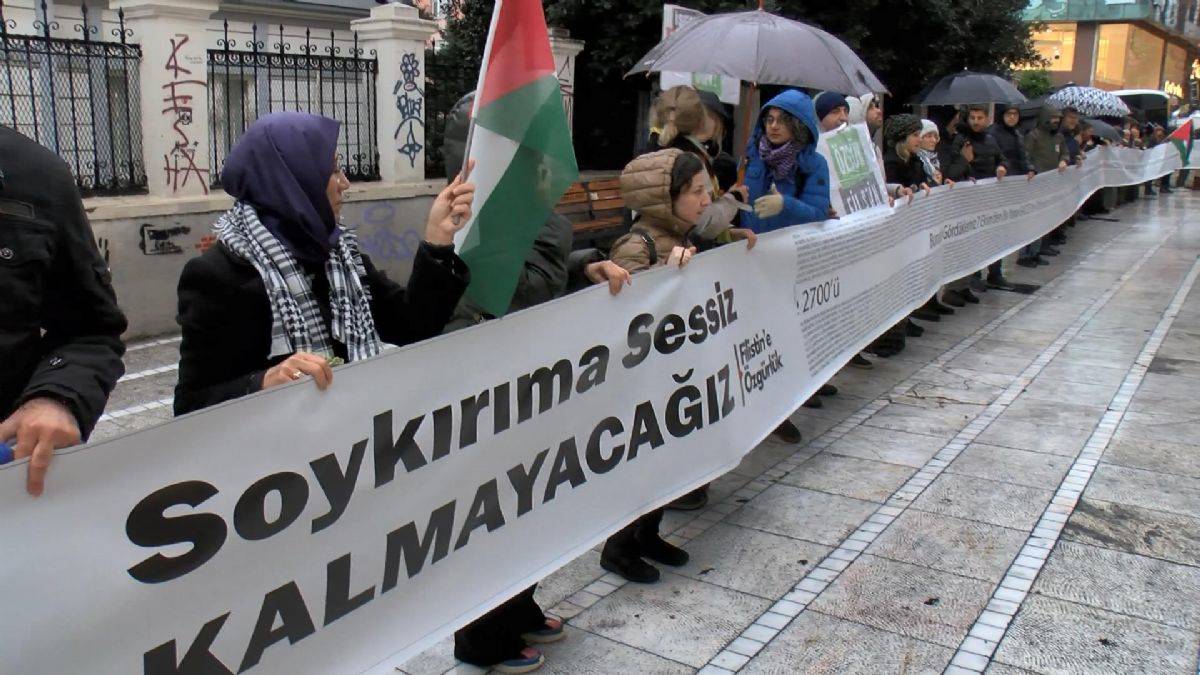 Kadıköy'de Filistin'e destek için insan zinciri