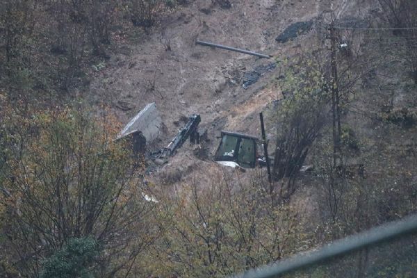 Zonguldak'ta heyelan sonucu yıkılan evde enkaz altında kalan 2 kişiyi kurtarma çalışması sürüyor