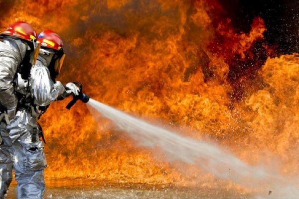 İran'da hidrokarbon rafinerisi depolama tanklarında korkutan yangın