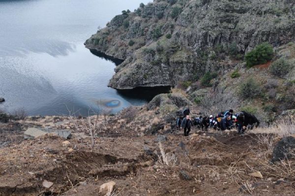 50 metre yükseklikten düştüğü baraj gölünde otomobilden çıkıp yüzerek kıyıya ulaştı!