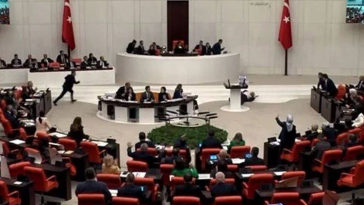 Saadet Partili vekil kürsüde bayıldı