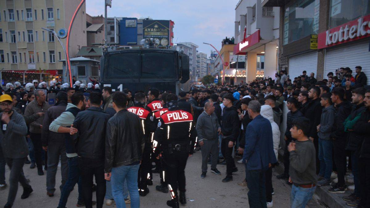 Kur'an'ı yırtıp küfretti; linçten polis kurtardı