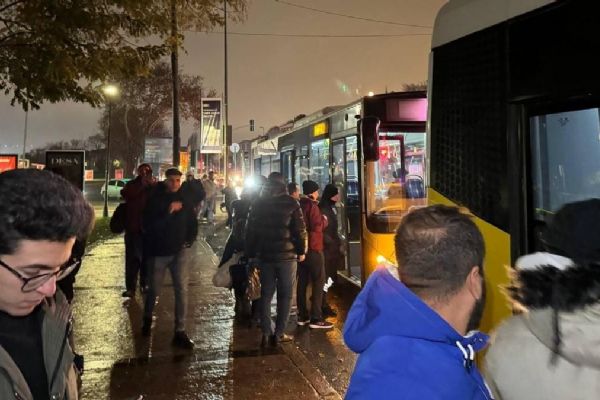 Vatandaş çile çekiyor! İstanbul'da gece toplu taşımaya erişim sıkıntısı yaşanıyor