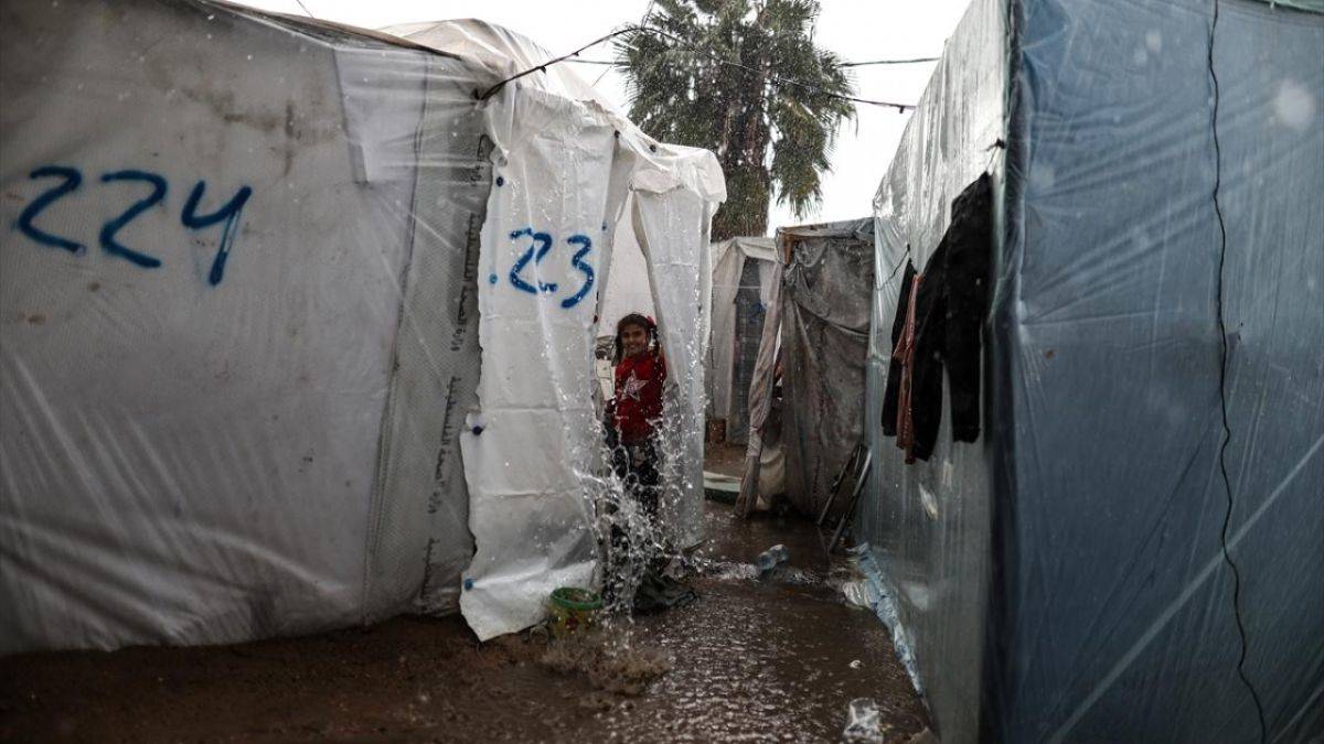 Bomba yağdırılan Gazze'de yağmur