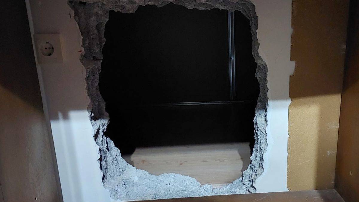 FETÖ hükümlüsü kadın öğretmen gizli bölmede yakalandı