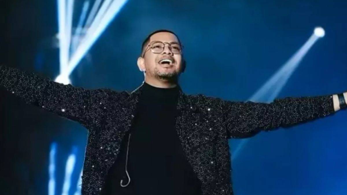 Genç şarkıcı sahnede kalp krizinden öldü