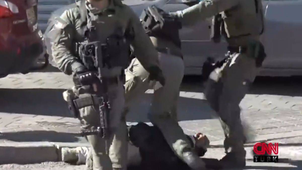 İsrail askeri AA muhabirini defalarca tekmeledi