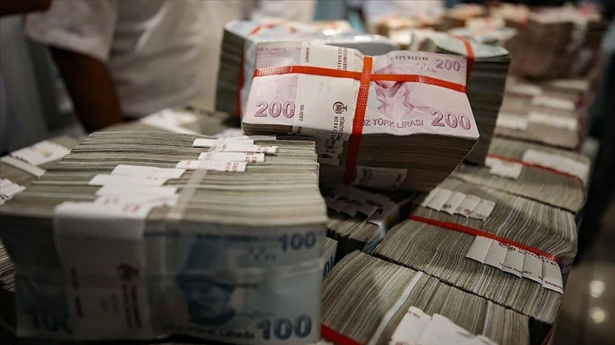 Müşterilere ait 50 milyon lirayı çalan bankacı tutuklandı