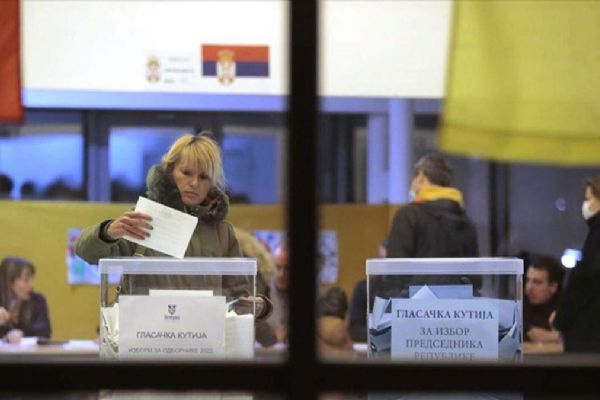 Sırbistan'da erken genel ve yerel seçimler başladı