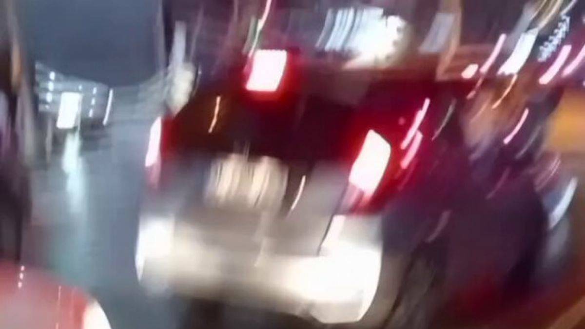 Kadıköy'de inşaat demirleri kaldırıma düştü!