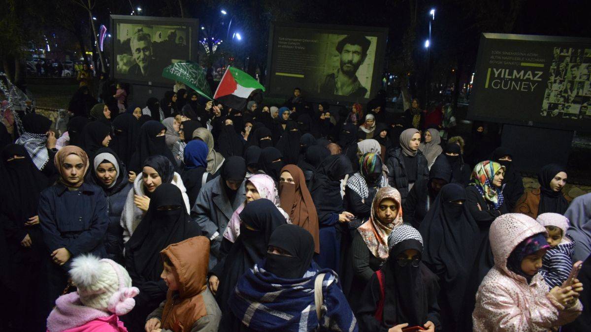 Caminin konferans salonunda konsere tepki