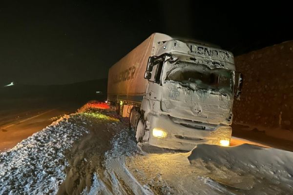 Van'da yoğun kar nedeniyle 138 yerleşim birimine karadan ulaşım kapandı