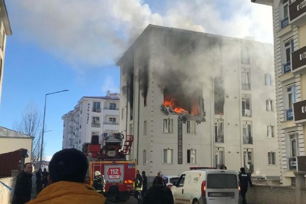 Binanın 3. katında patlama! Ardından yangın çıktı