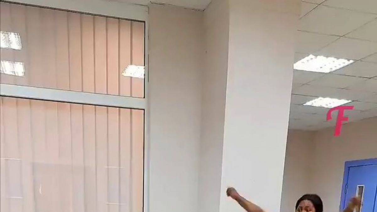 Engelli kızın yürüdüğü anlara hemşirenin sevinci gündem oldu