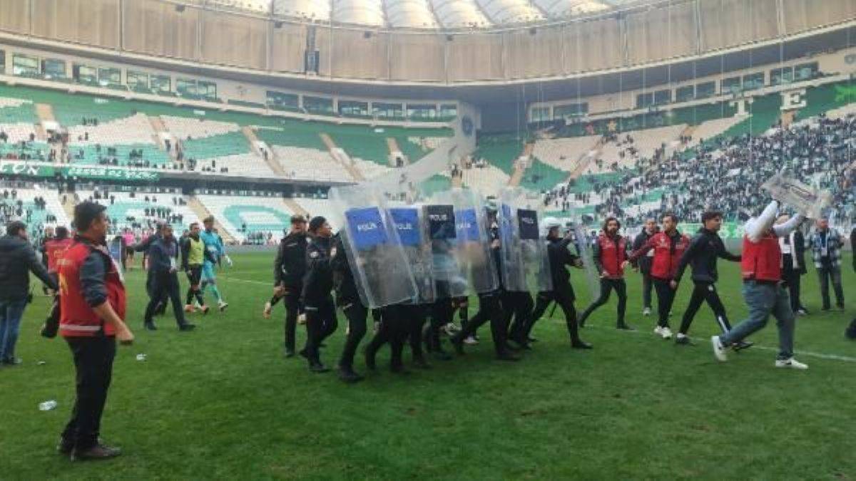 Bursaspor - Diyarbekirspor maçında olaylar: 5 kırmızı kart, en az bir gözaltı