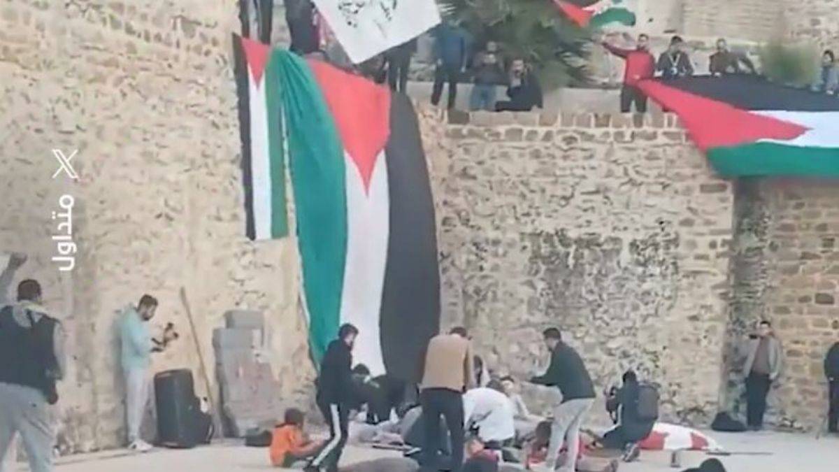 Fas'ta Gazze'de yaşanan katliama dikkat çekmek için soykırımı temsil eden gösteri düzenledi