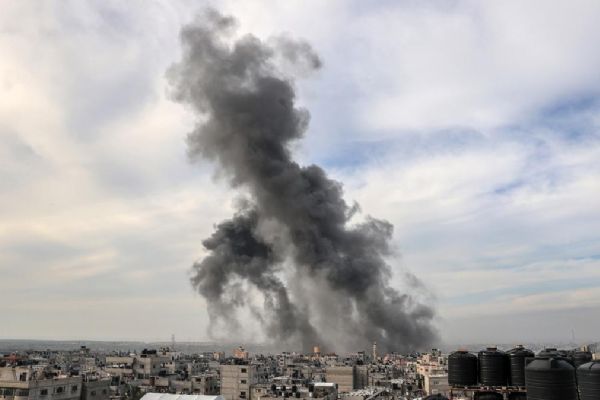 İsrail, binlerce Filistinlinin sığındığı hastaneleri sistematik şekilde hedef almaya devam ediyor